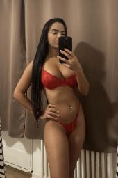 Latina Sensual y Femenina – Fotos Reales