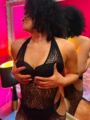 Mujer femenina, discreta y sensual