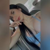 Mujer fascinada en esta bella ciudad de marbella