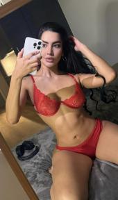 Cloee Nueva en Barcelona, Lista para Hacerte Perder el tiempo