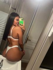 Hola amor soy Ambar una jovencita venezolana recién llegada a tu ciudad