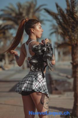  Naomi  Atractiva Rubia 