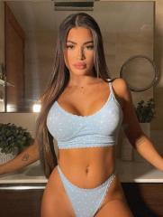 Morenita joven nueva por la zona