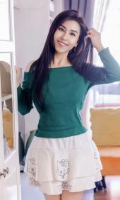 Una mujer asiática muy amable, que acaba de llegar aquí.